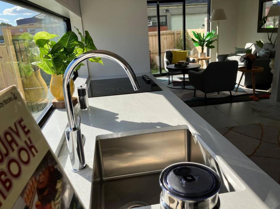 2-Bedroom Ensuite, Close To City, Comfortable, Accessible With Own Parking Christchurch Extérieur photo